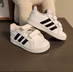 Adidas 7.5 toddlers' shoes.